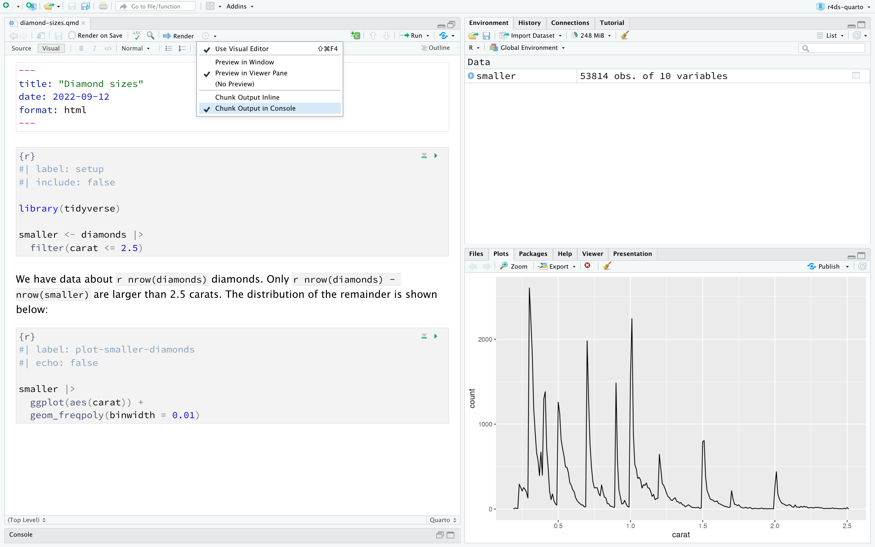 نافذة RStudio مع مستند Quarto بعنوان "diamond-sizes.qmd" على اليسار لوحة Plots في الأسفل على اليمين. يحتوي مستند Quarto على كتلة كود تنشئ رسمًا تكرارياً للألماس الذي يقل وزنه عن 2.5 قيراط. يتم عرض الرسم البياني في لوحة Plot ويظهر أن التكرار ينخفض مع زيادة الوزن. تم أيضاً تمييز خيار RStudio لإظهار مخرجات الكتلة في Console.